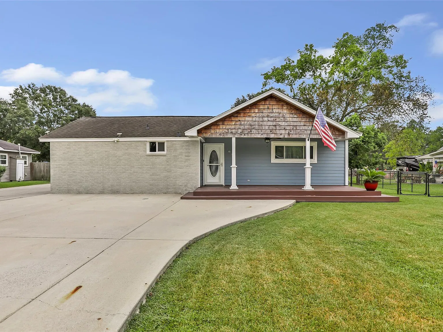 4 bed, 2.0 bath, 2446 sqft, $3,000 — Photo 2