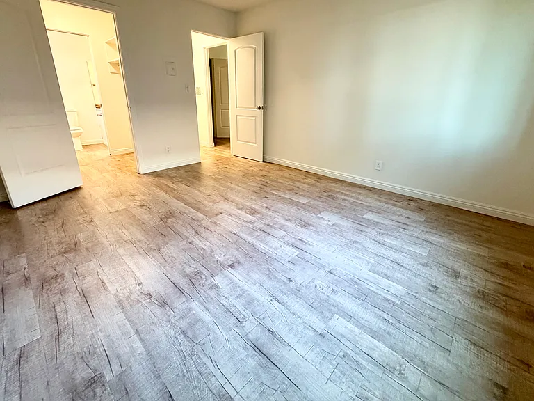 Pinewood Park Apartments — Photo 13