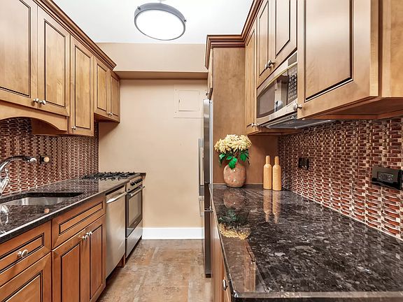 3rd image of 415 E 52nd St #7F