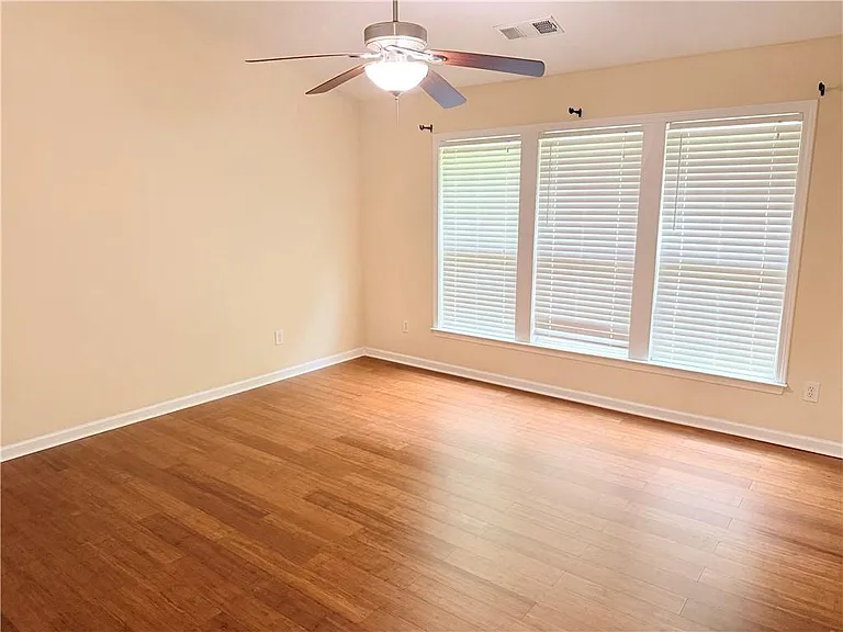2380 Fairlie Dr — Photo 10
