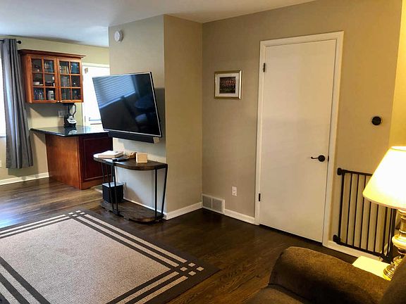 3rd image of 1469 W Lane Ave #5