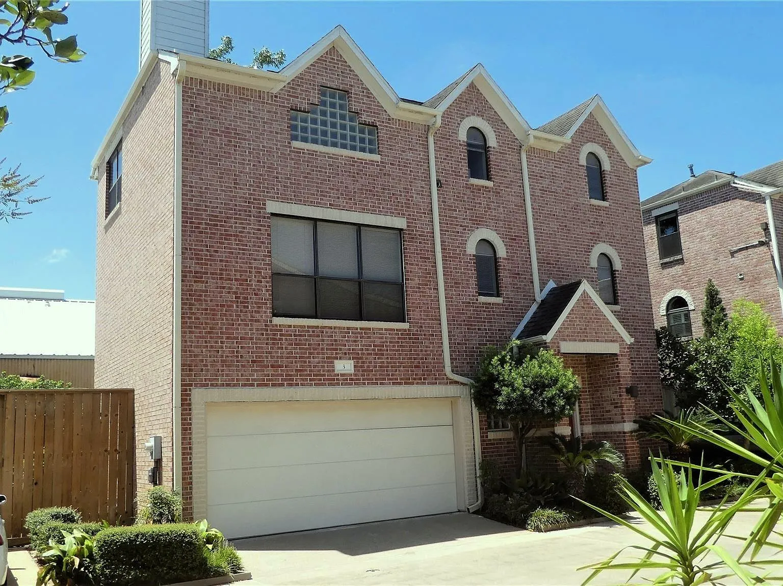 3 bed, 2.5 bath, 2116 sqft, $2,350 — Photo 2