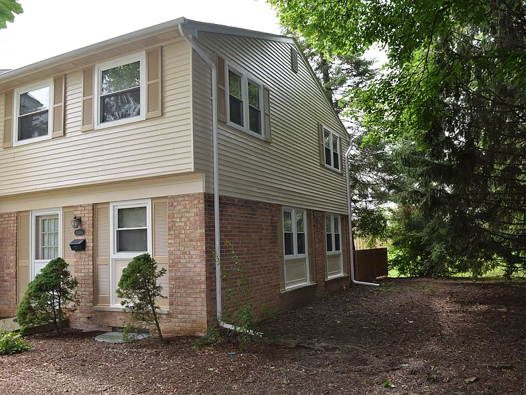 1594 Brentwood Dr — Photo 2