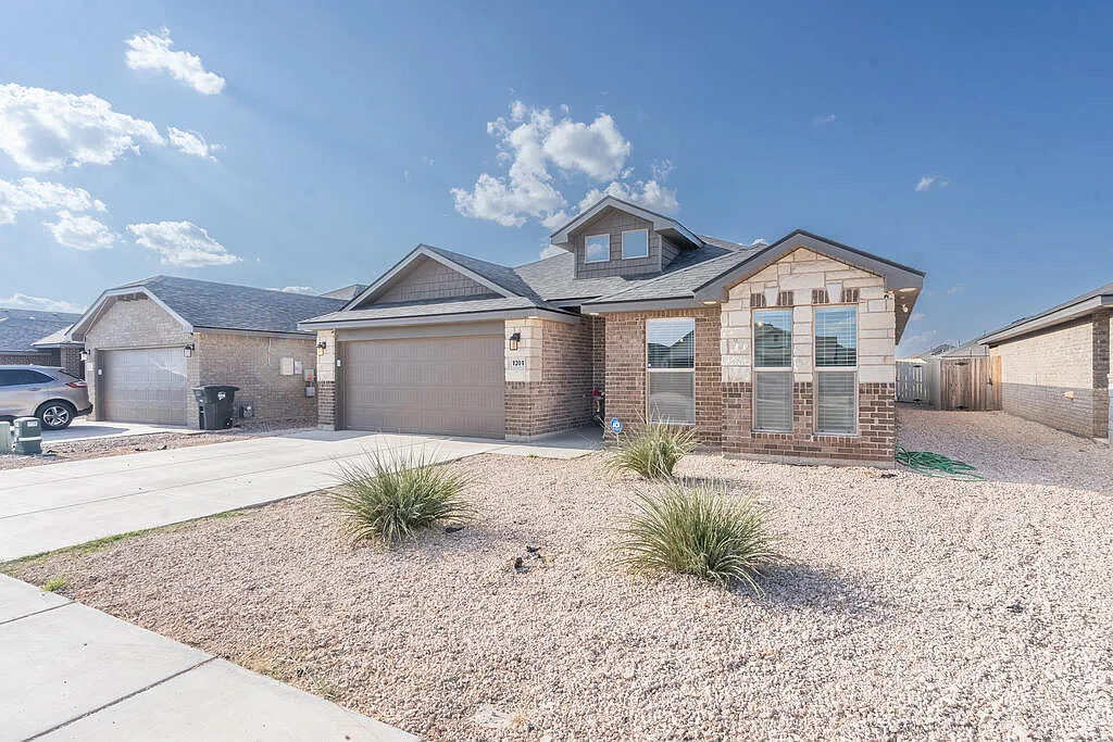 4 bed, 2.0 bath, 2051 sqft, $2,900 — Photo 2