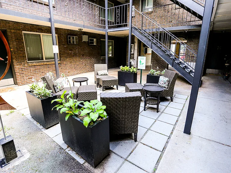 South Washington St Apts — Photo 8