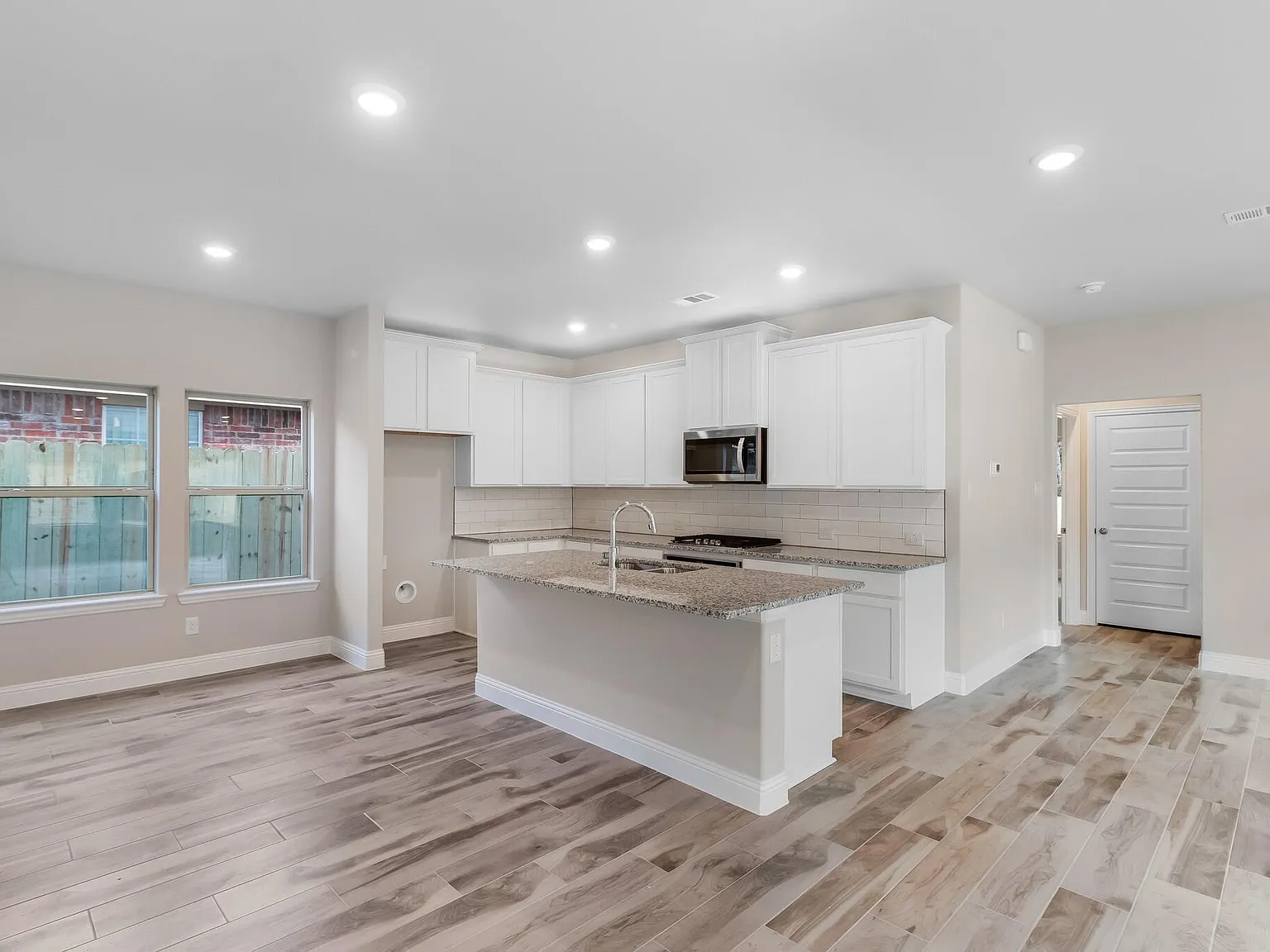 4 bed, 2304 sqft, $2,850 — Photo 3