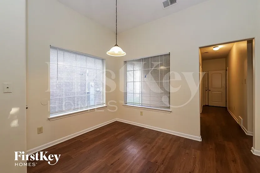 4 bed, 2.0 bath, 1683 sqft, $1,890 — Photo 4