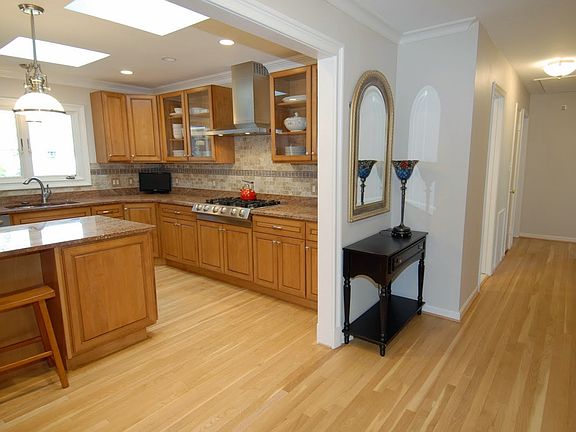 2nd image of 926 Priscilla Ln