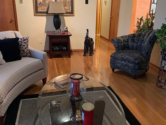 4th image of 649 Bishop Dr