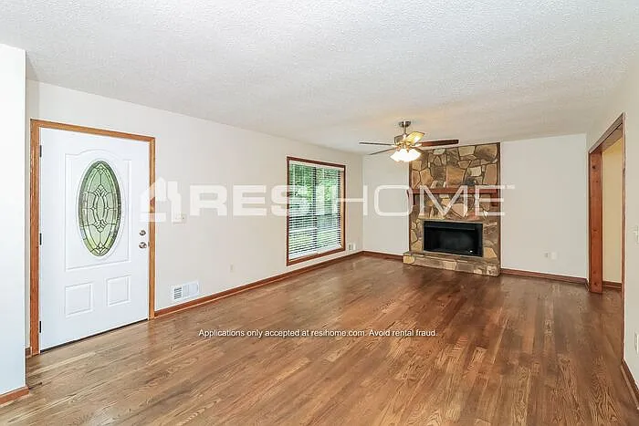 4 bed, 2.0 bath, 1762 sqft, $2,400 — Photo 4