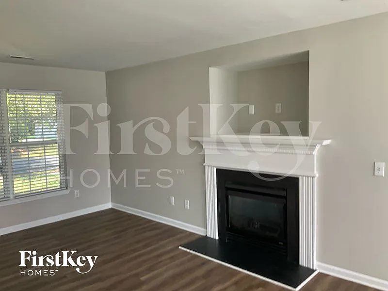 4 bed, 2.0 bath, 1968 sqft, $1,995 — Photo 3