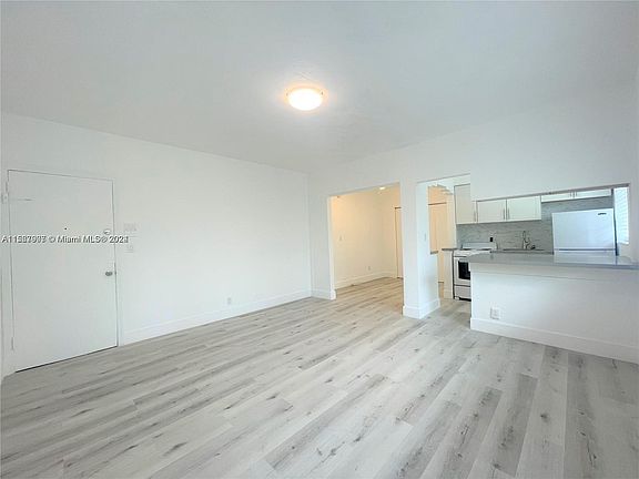 2nd image of 1021 Euclid Ave APT 9