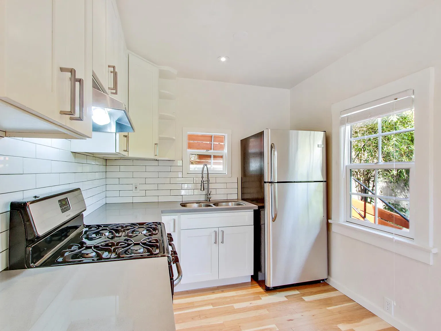 654 Amador St — Photo 3