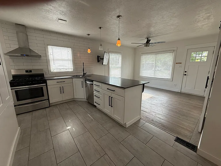 909 E Crandall Ave — Photo 5