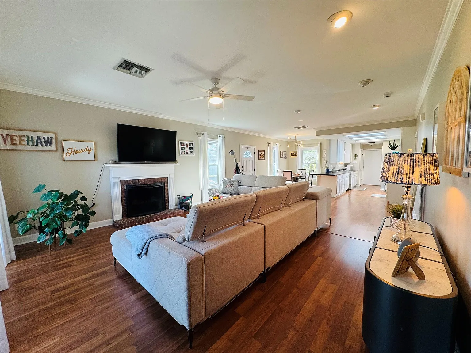 2 bed, 2.0 bath, 1387 sqft, $2,600 — Photo 4