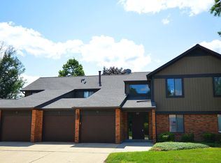 22 Creekside Cir APT A, Elgin, IL 60123