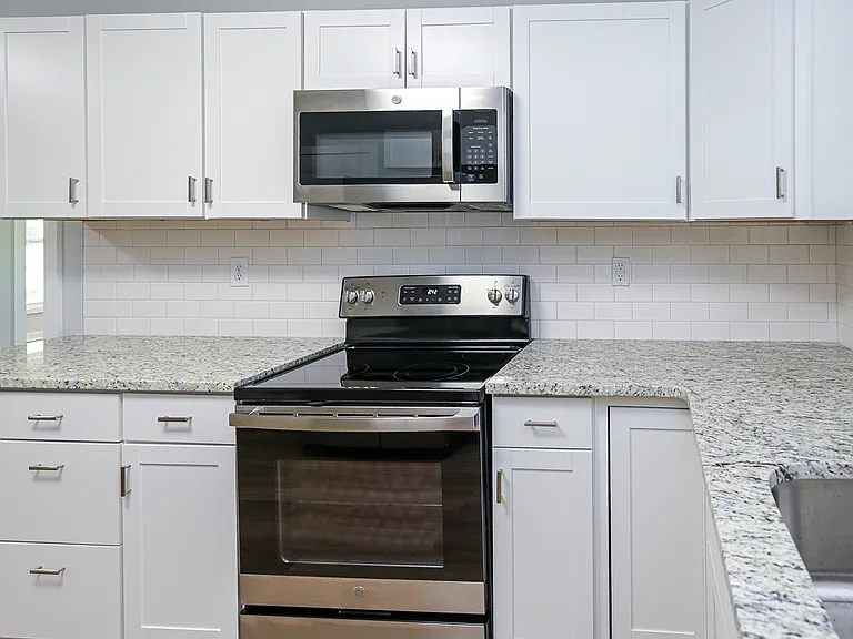 1304 Aston St — Photo 3