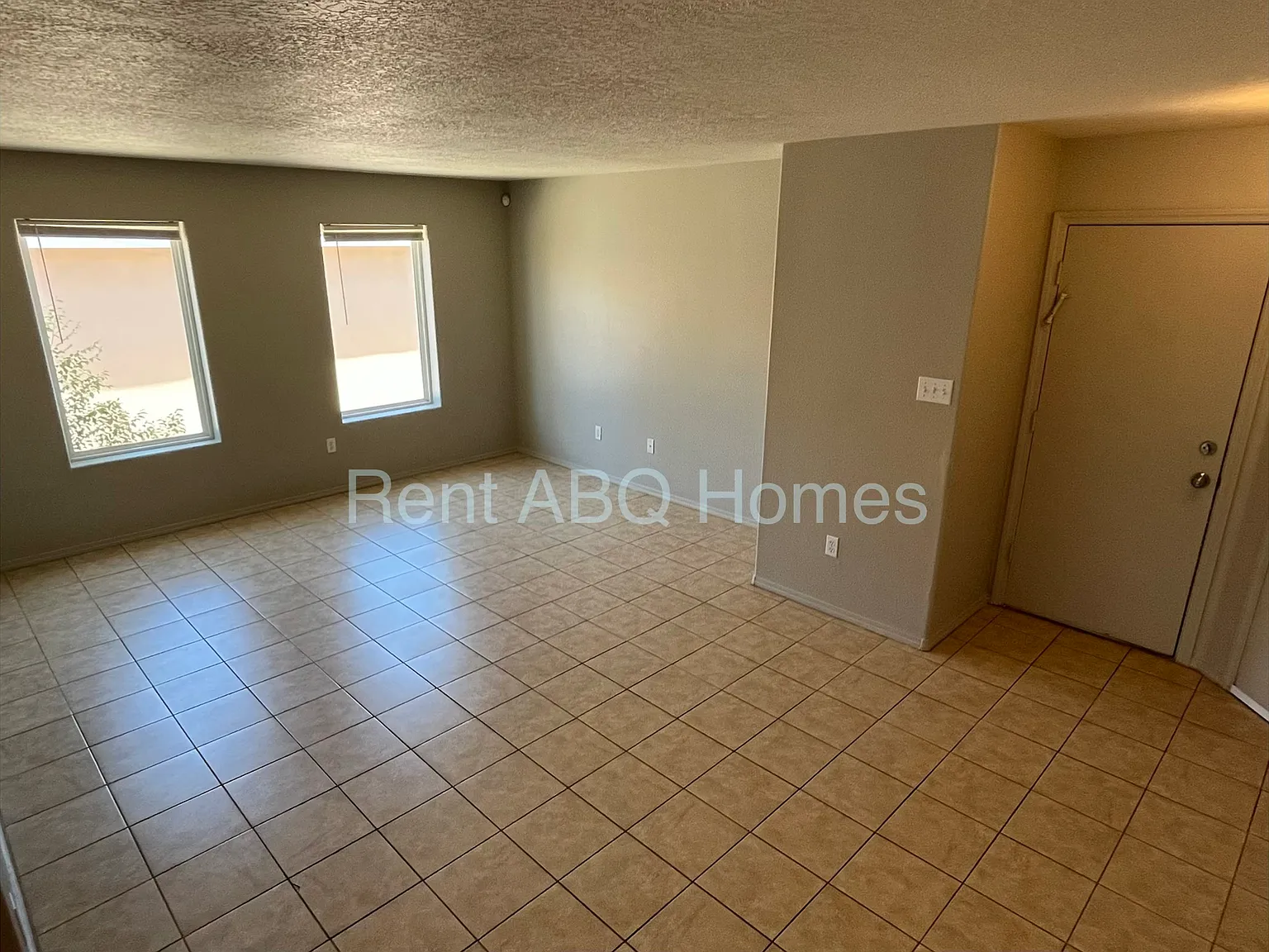 3 bed, 1200 sqft, $1,800 — Photo 2
