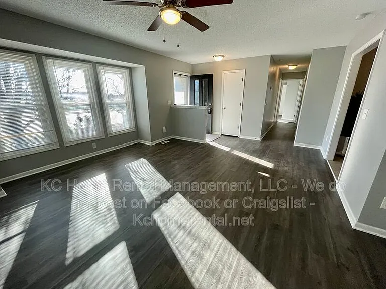 10606 N Oak Trafficway — Photo 6