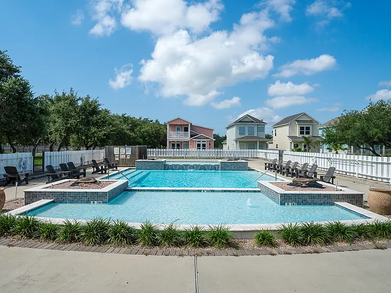 124 Lavaca Cir — Photo 35