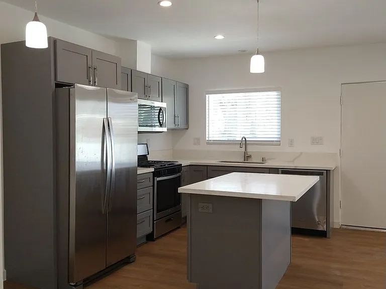 671 S. Riverside Drive — Photo 3