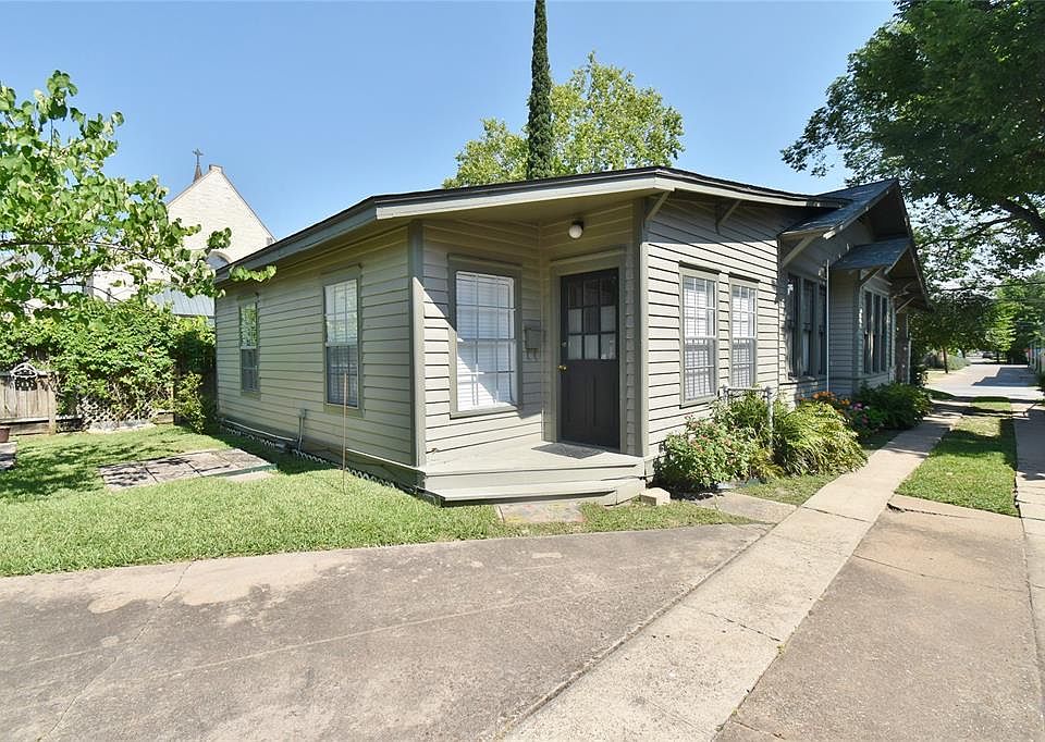 Entrance to the apartment from the driveway.