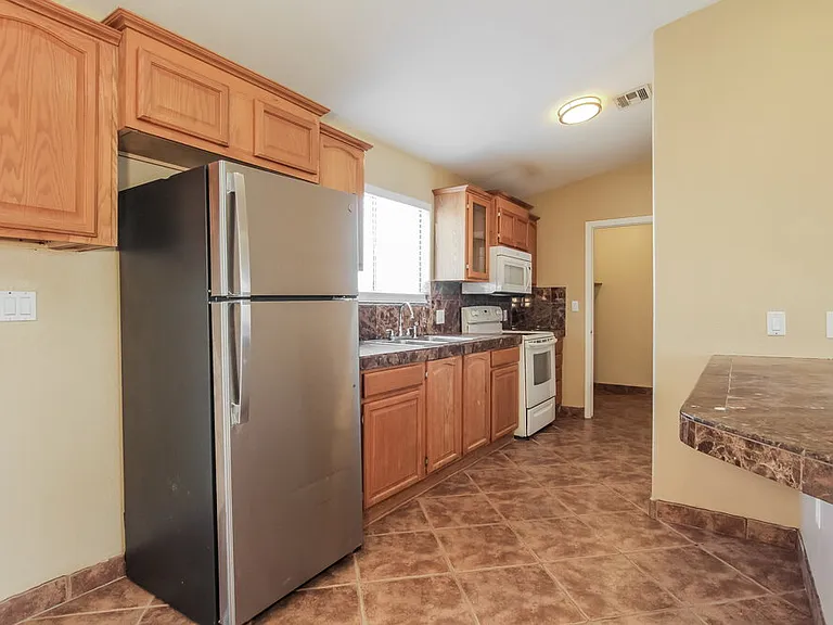 305 E Gardenia Dr — Photo 6