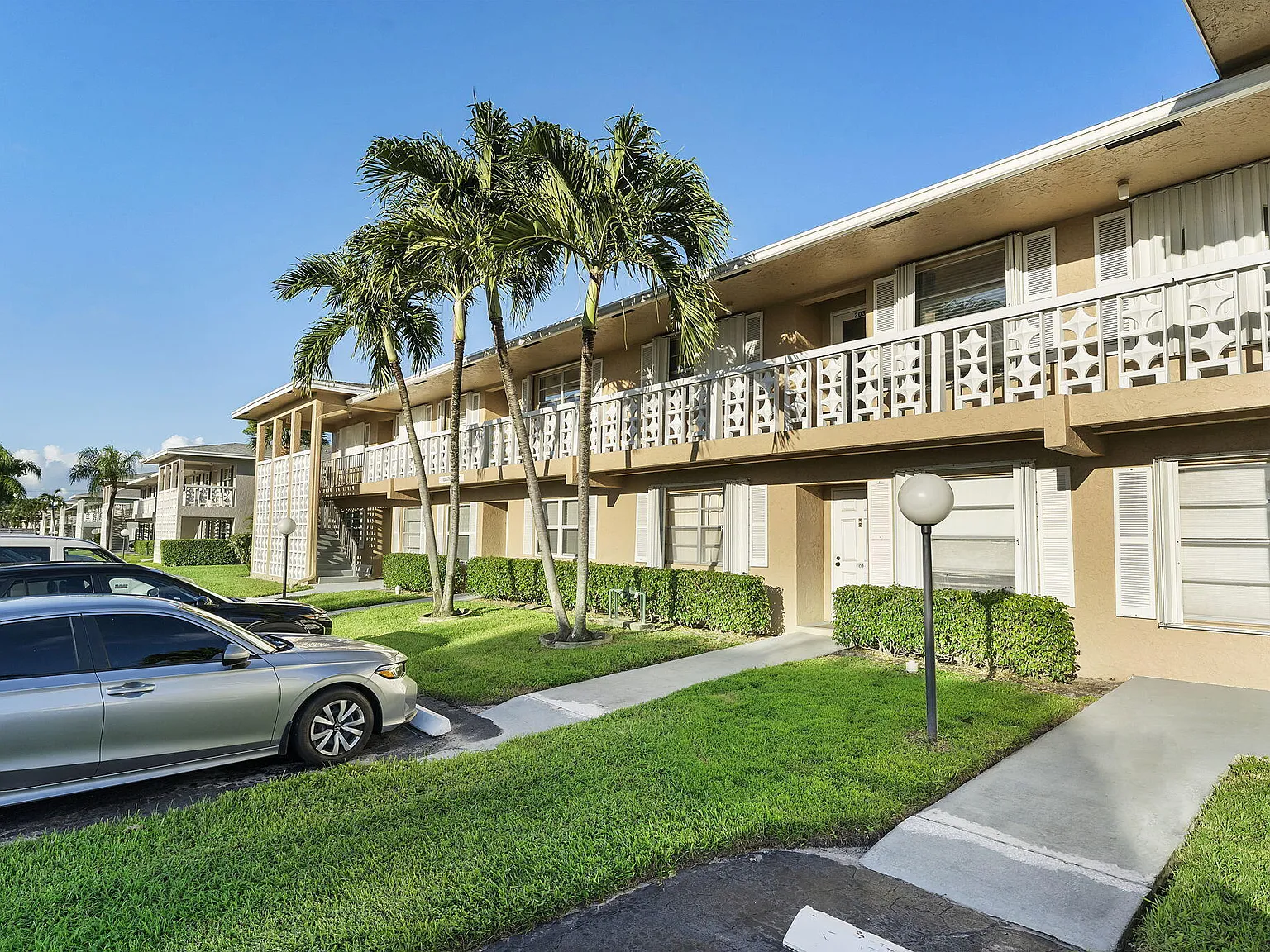 2 bed, 2.0 bath, 1167 sqft, $2,600 — Photo 2