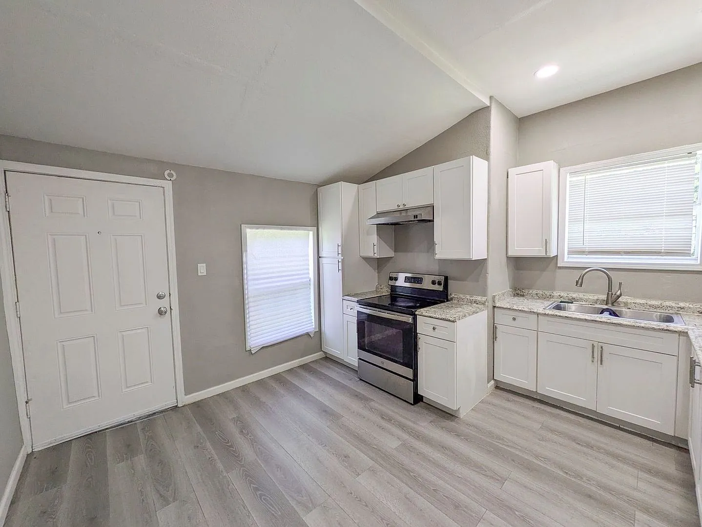1478 Johns St — Photo 2