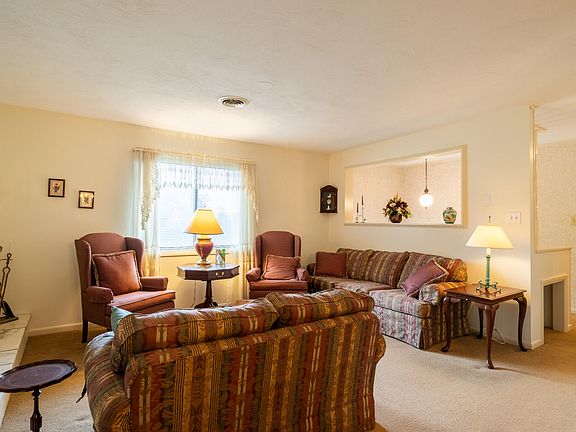 4th image of 402 Knob Hill Dr