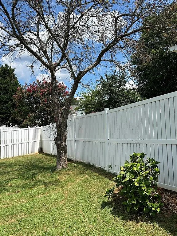 3 bed, 2.0 bath, 988 sqft, $2,100 — Photo 3