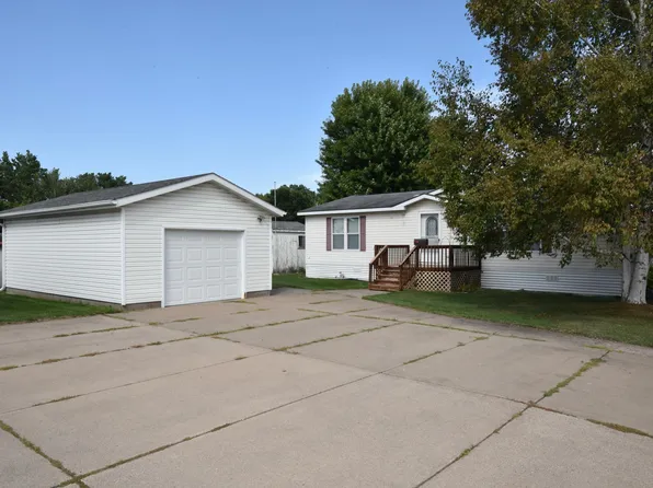708 1st St E, Milaca, MN 56353