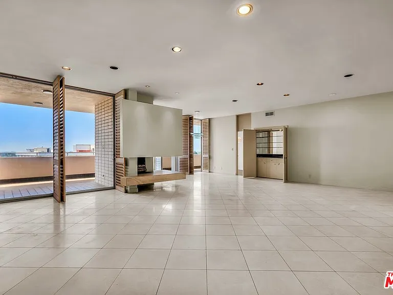 1333 S Beverly Glen Blvd #606 — Photo 2