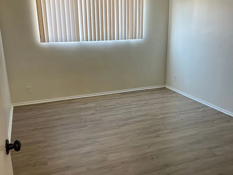 6125 S Victoria Ave — Photo 7