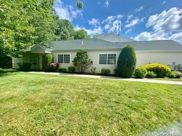 170 Gothic Circle #170, Manorville, NY 11949