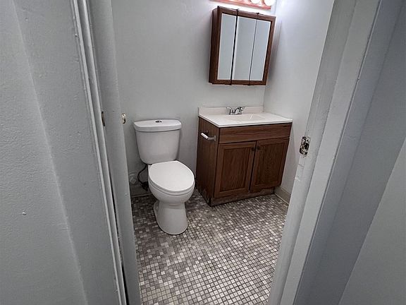 4th image of 707 E Mount Hope Ave