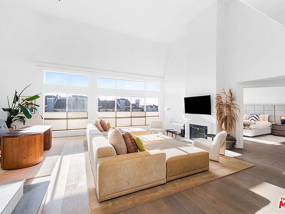 4th image of 11690 Montana Ave #Penthouse 303