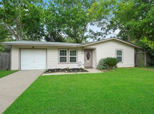 943 E Magnolia St, Angleton, TX 77515