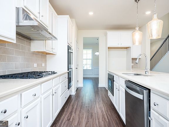 4th image of 228 Gallant Fox Way