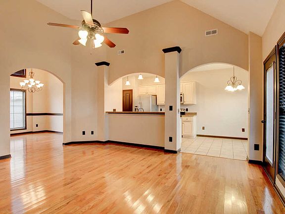 3rd image of 1325 Chinook Cir