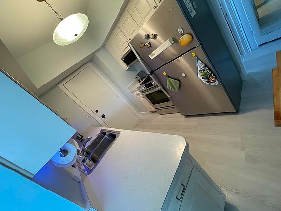4th image of 220 Seaview Ct APT 502