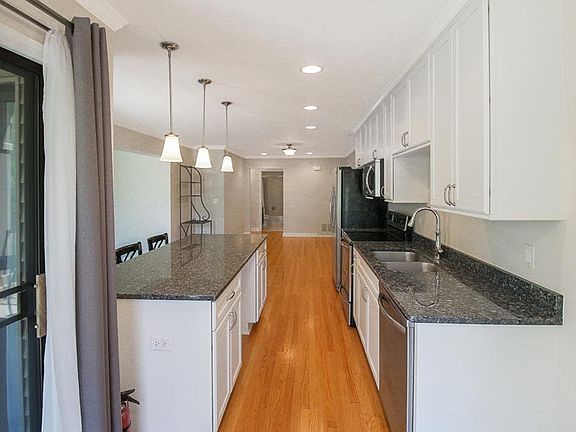 4th image of 16 Abbey Villa Cir
