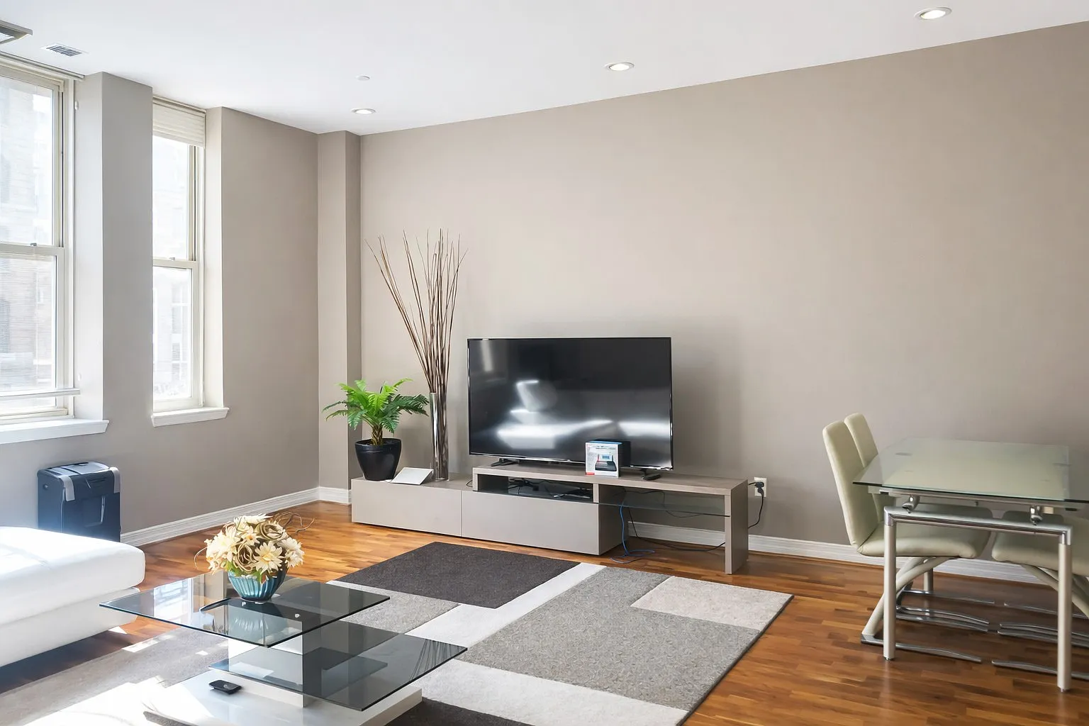 1 bed, 914 sqft, $2,300 — Photo 1
