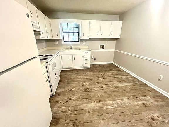 3rd image of 1216 1/2 Stevens Ave NE