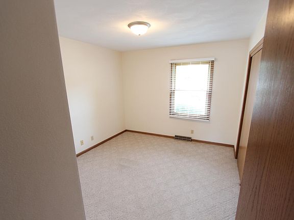 4th image of 1302 Camelot Dr