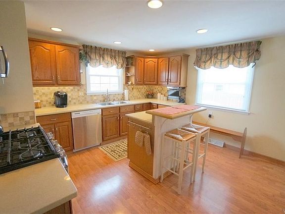 3rd image of 98 Manser Dr