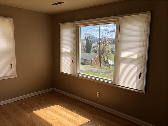 3rd image of 1527 Gilmer Ave NW