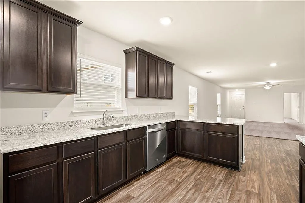 529 Fox Glen Cv — Photo 4