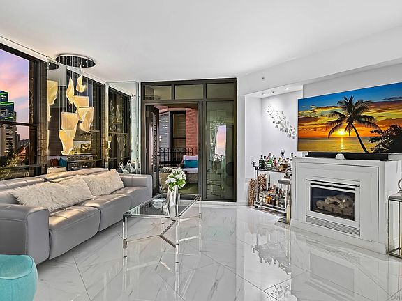4th image of 500 W Harbor Dr Unit 1013