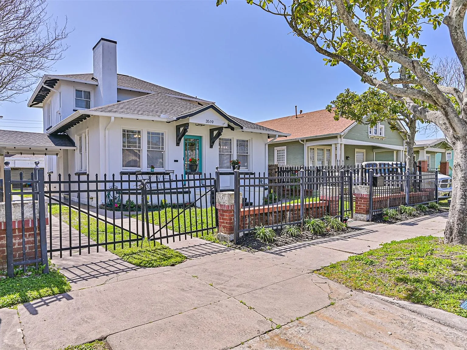 4 bed, 2.0 bath, 2010 sqft, $3,600 — Photo 3